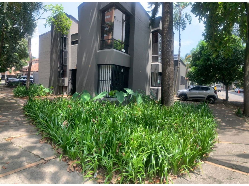 CASA ESQUINERA EN LA AGUACATALA