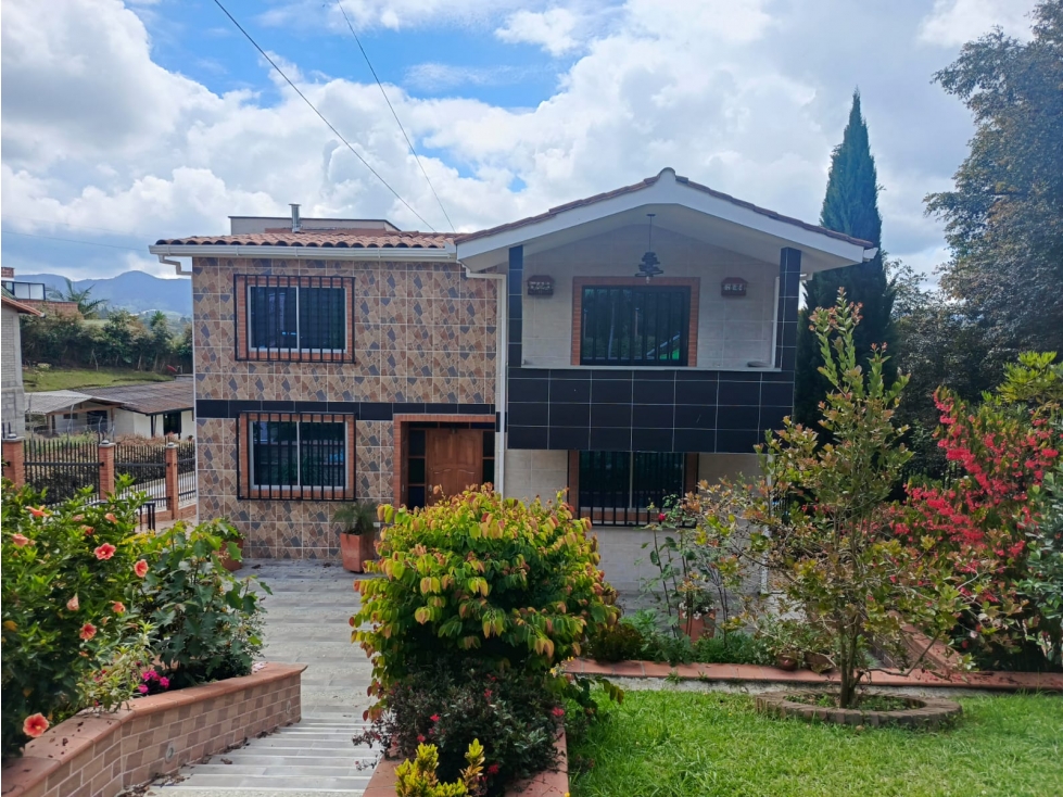 Espectacular casa campestre en venta Marinilla 980 m2