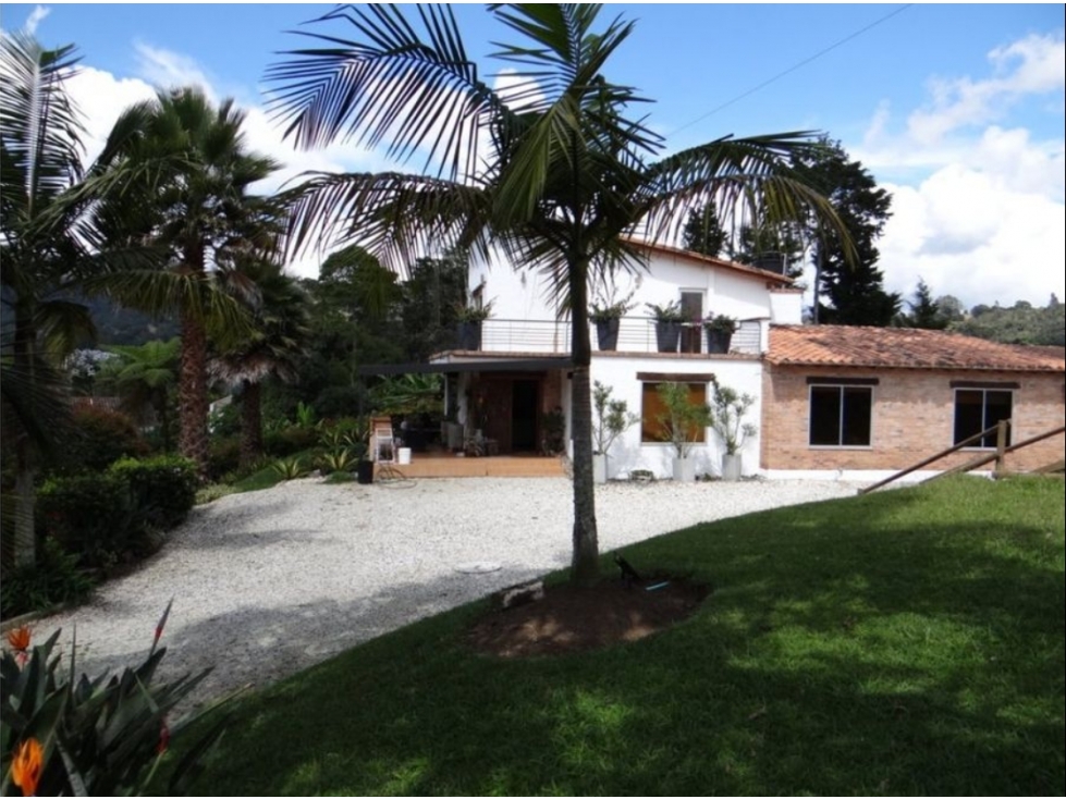 Tu refugio de lujo a minutos de todo: finca exclusiva en El Tablazo