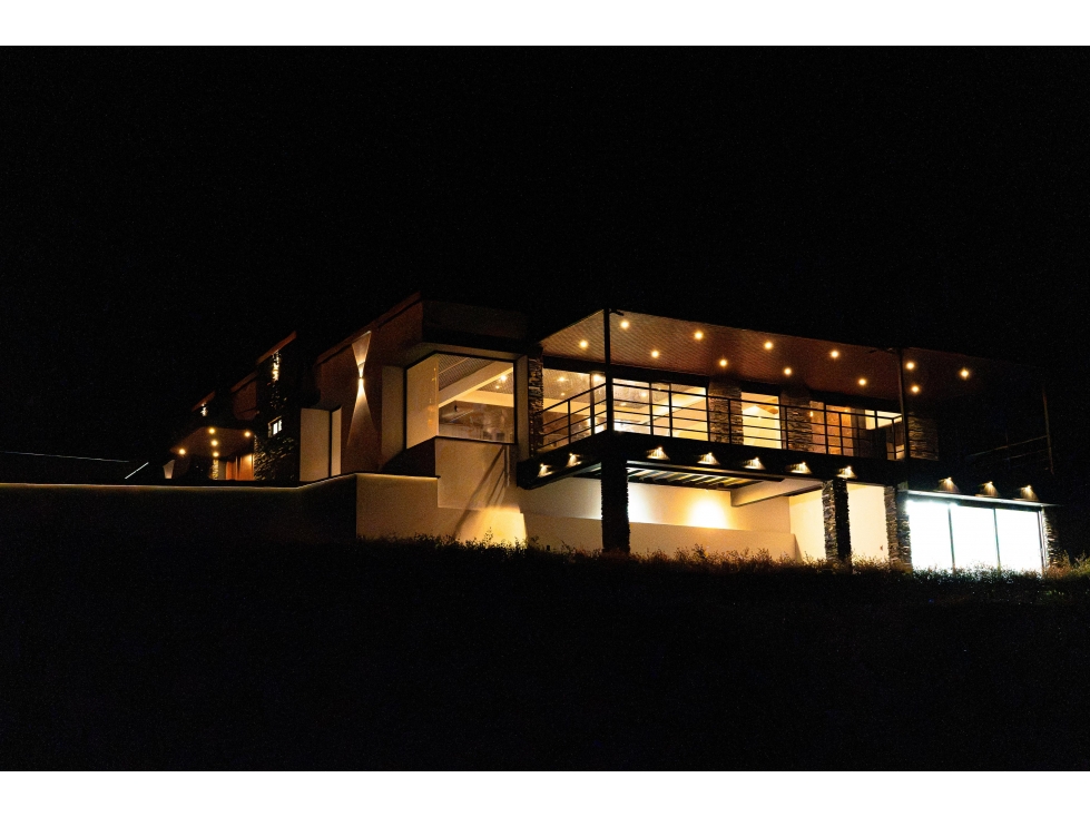 CASA DE LUJO PARA ESTRENAR, SECTOR EL CANADA, CARMEN DE VIBORAL SMG