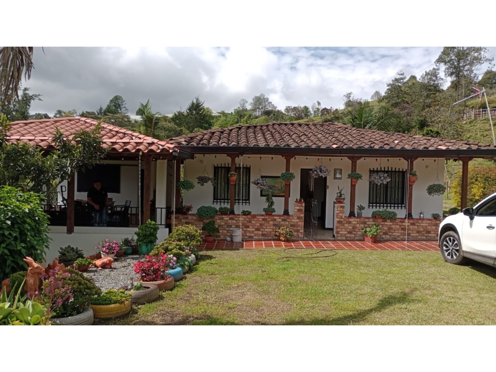 VENDO FINCA MARINILLA VIA PEÑOL 8 MIL METROS CA