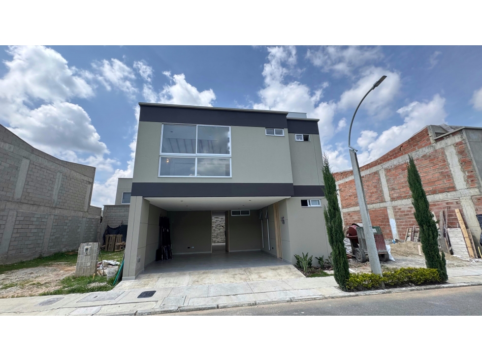 CASA EN UNIDAD CERRADA LLANOGRANDE, SECTOR GUALANDAY SMG - 1
