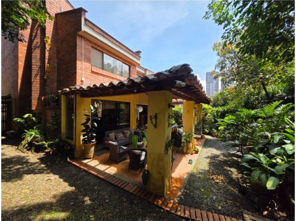 HERMOSA CASA EN VENTA EL POBLADO, JARDÍN, TRANQUILIDAD