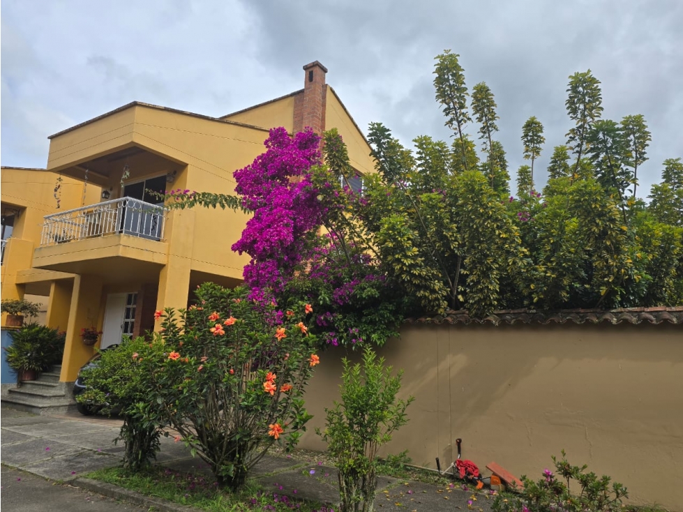 CASA ESQUINERA CON ESPACIOS DE ENSUEÑO, EN VENTA — foto 2