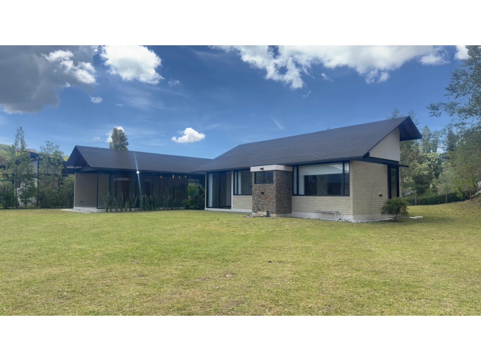 CASA CAMPESTRE EN PARCELACIÓN EL RETIRO-PANTANILLO SMG