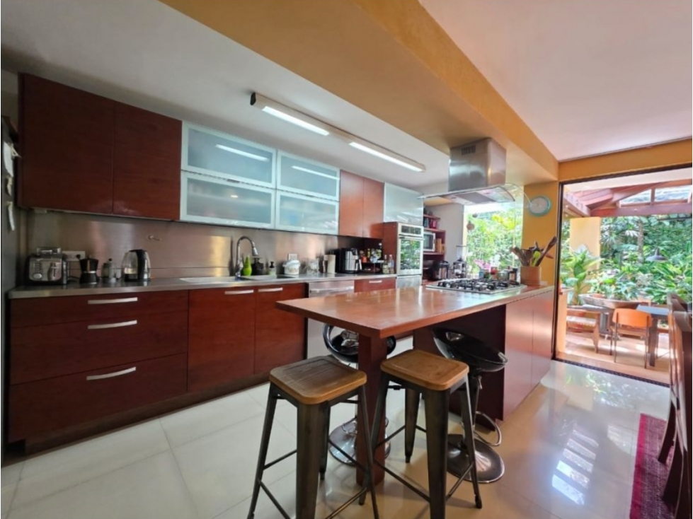 HERMOSA CASA EN VENTA EL POBLADO, JARDÍN, TRANQUILIDAD — foto 2