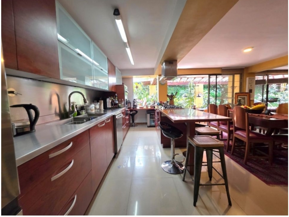 HERMOSA CASA EN VENTA EL POBLADO, JARDÍN, TRANQUILIDAD — foto 3