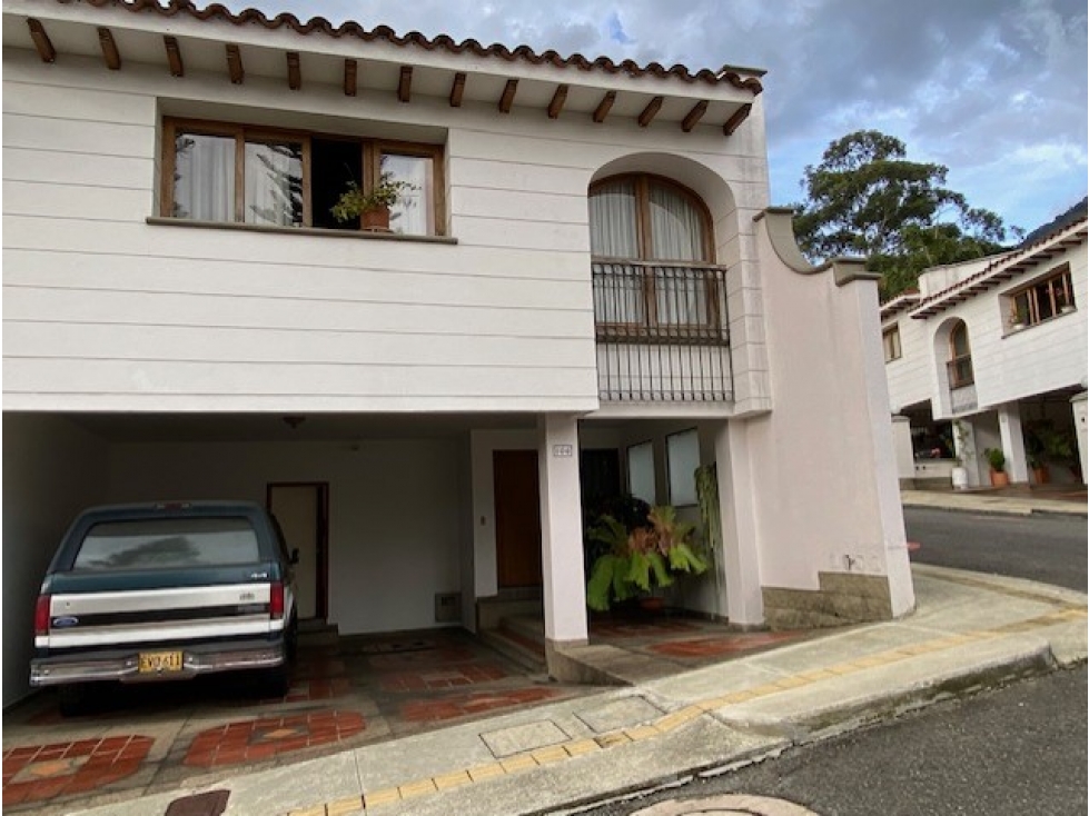 VENDO CASA CERCA A INTERLOMAS