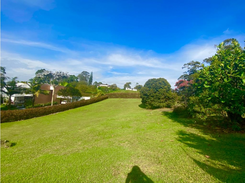 VENDO LOTE EN PARCELACIÓN EN LLANOGRANDE
