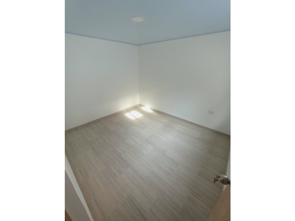 Se arrienda apartamento en la Enea 2 piso — foto 4