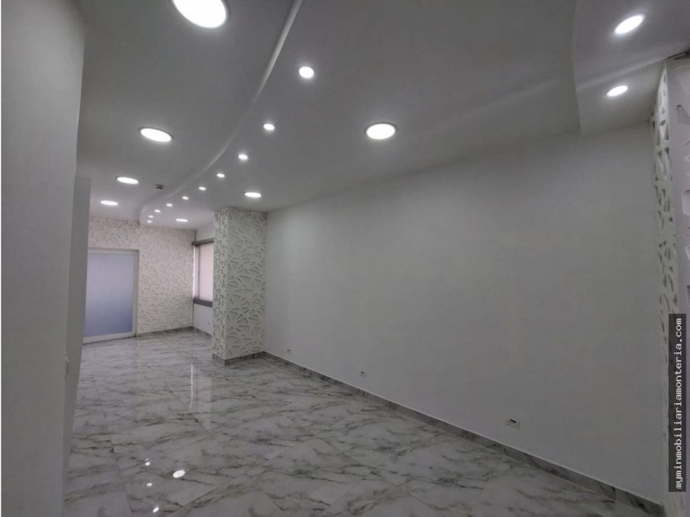 SE VENDE AMPLIO CONSULTORIO EN PLACES MALL - 1