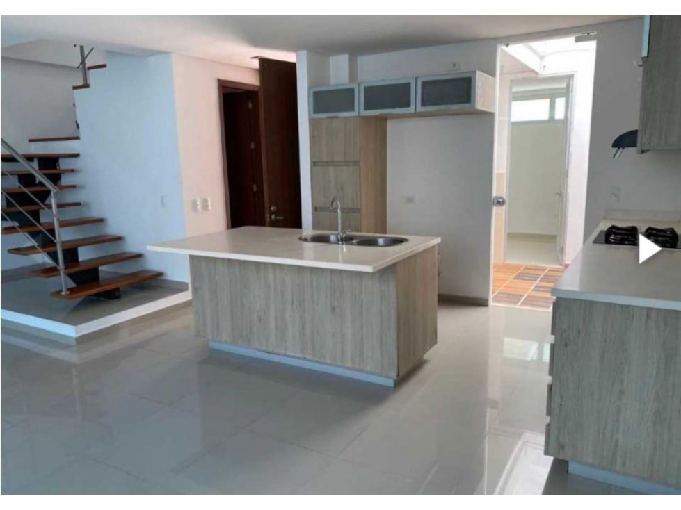 CASA CON JACUZZI EN VENTA EN CONJUNTO CERRDO