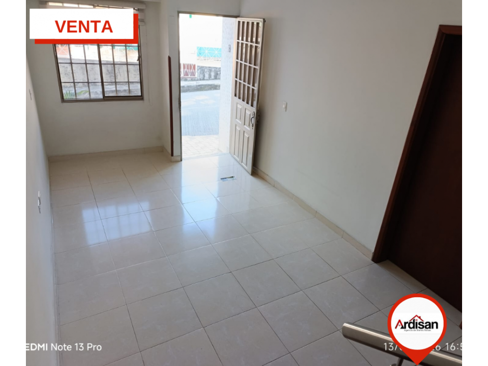 AMPLIA CASA DE DOS PISOS CON TERRAZA Y GARAJE — foto 2