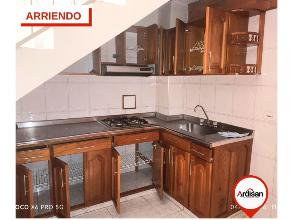 SE ARRIENDA APARTAMENTO DUPLEX TERCER CON CUARTO PISO CENTRAL
