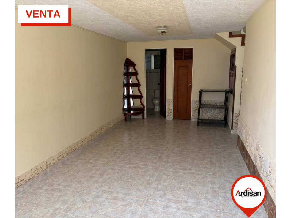 CASA DE DOS PISOS CON PARQUEADERO UBICACIÓN CENTRAL — foto 3