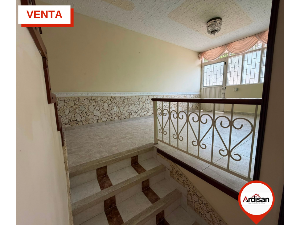 CASA DE DOS PISOS CON PARQUEADERO UBICACIÓN CENTRAL — foto 5