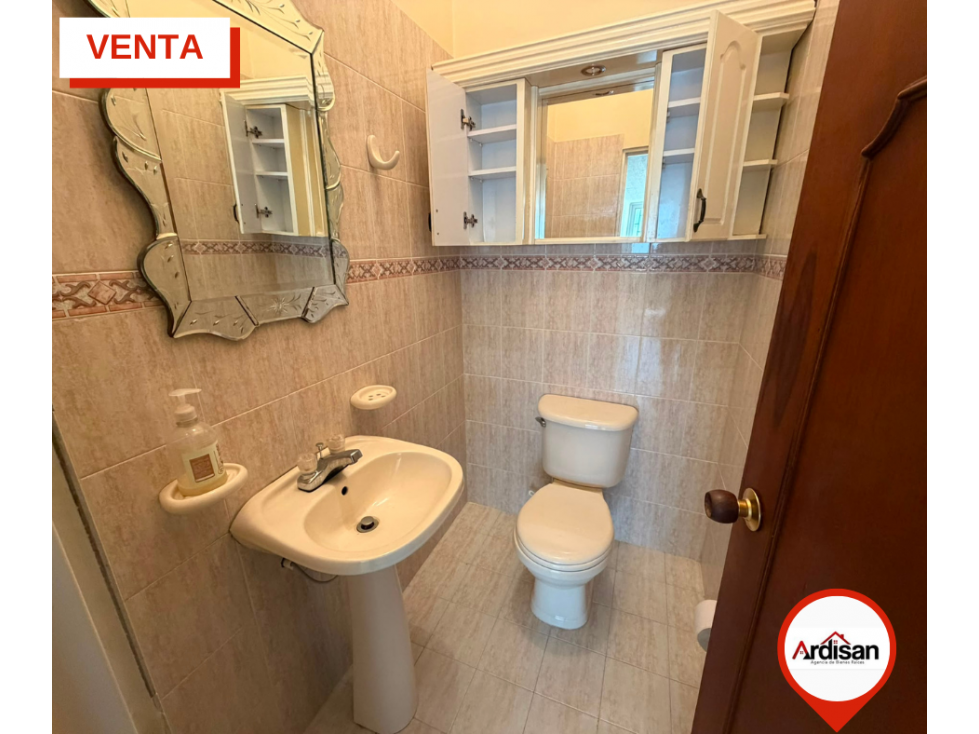CASA DE DOS PISOS CON PARQUEADERO UBICACIÓN CENTRAL — foto 6