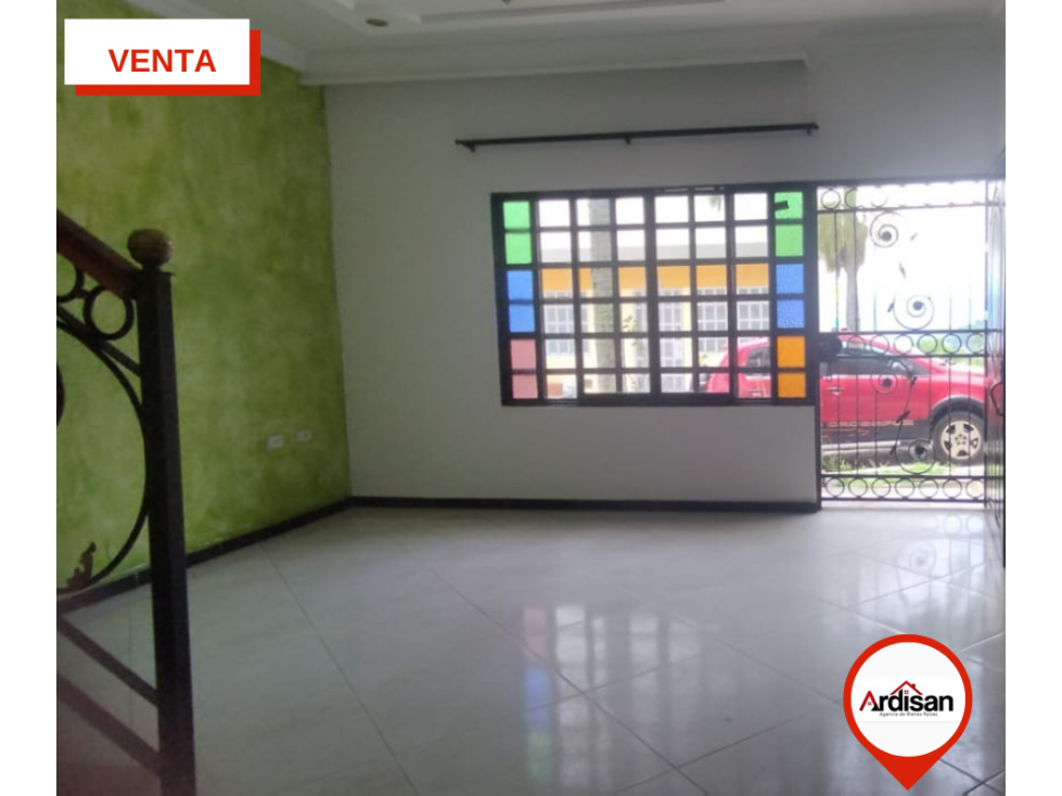 CASA DE DOS PISOS EN URBANIZACION - 1