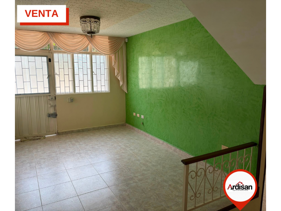 CASA DE DOS PISOS CON PARQUEADERO UBICACIÓN CENTRAL — foto 2