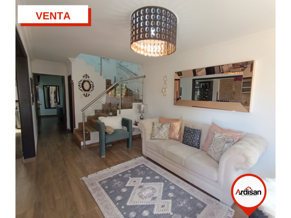LINDA CASA CENTRAL DE DOS PISOS EN CONJUNTO PRIVADO - 2