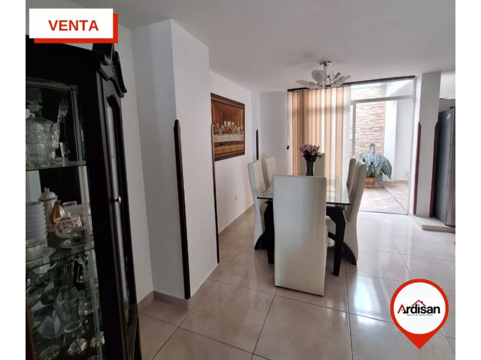 AMPLIA CASA DE DOS PISOS MAS DOBLE TERRAZAS EN EXCLUSIVO CONJUNTO — foto 3