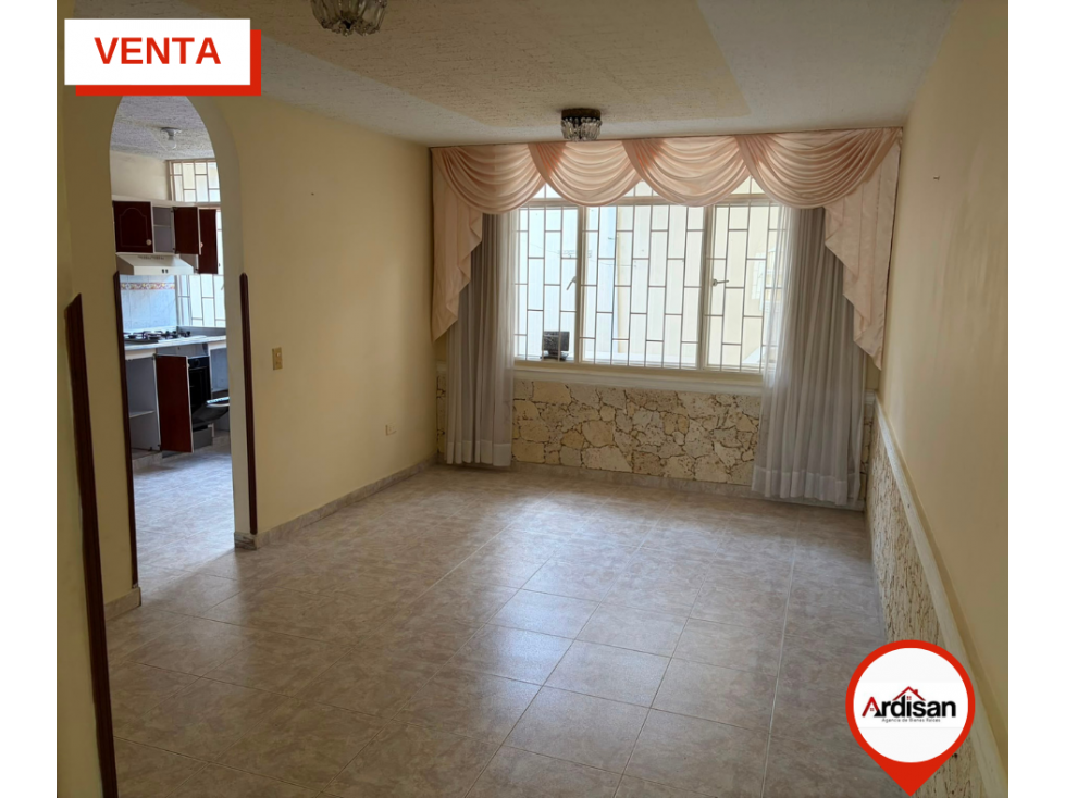 CASA DE DOS PISOS CON PARQUEADERO UBICACIÓN CENTRAL