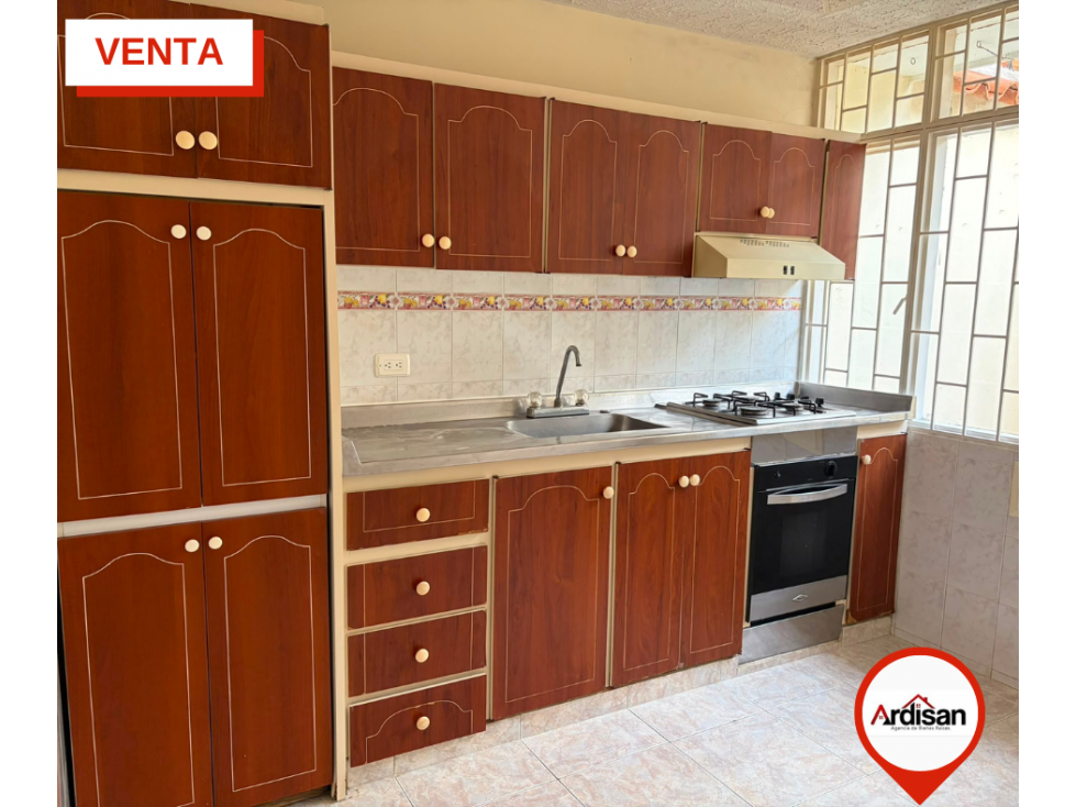 CASA DE DOS PISOS CON PARQUEADERO UBICACIÓN CENTRAL — foto 4