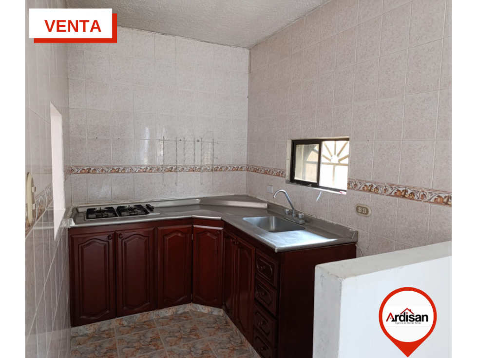 AMPLIA CASA COMERCIAL DE DOS DOS PISOS CON GARAJE — foto 4