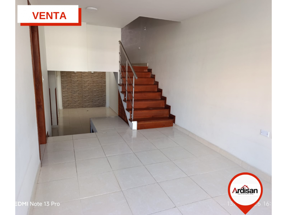AMPLIA CASA DE DOS PISOS CON TERRAZA Y GARAJE — foto 3