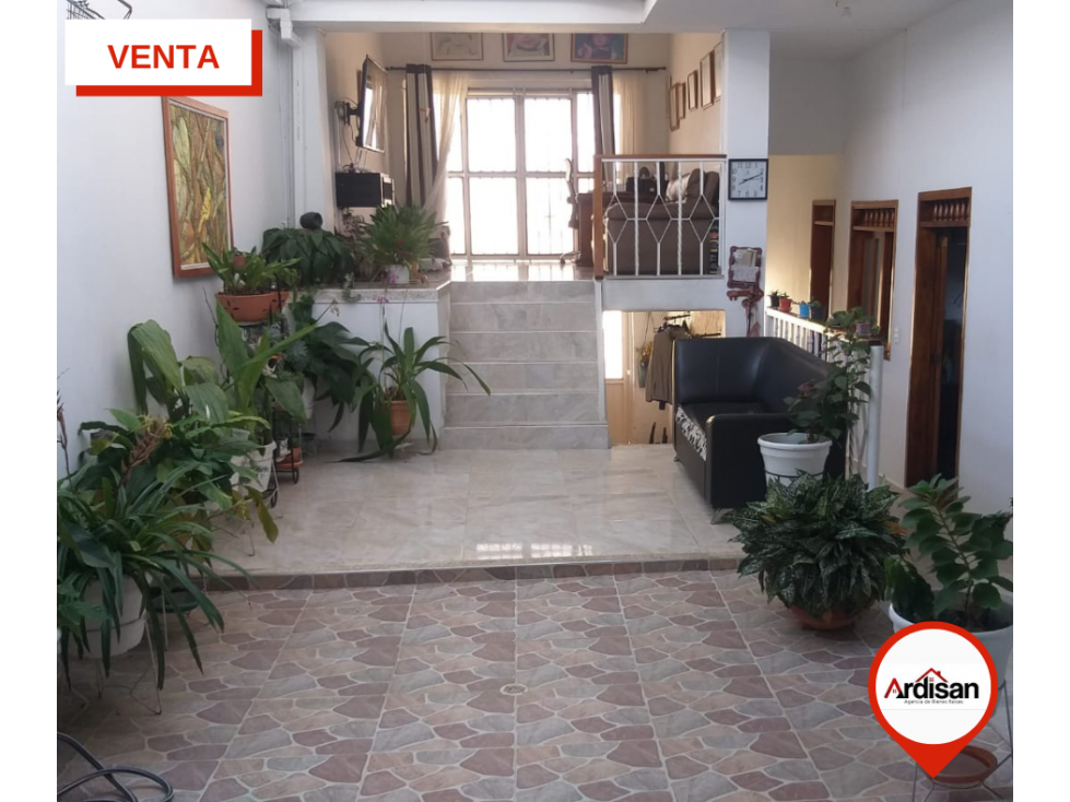 CASA CENTRAL DE DOS PISOS CON TERRAZA DE 240MTS