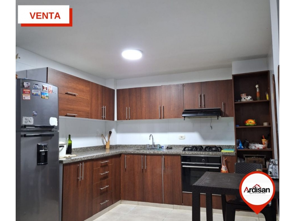 AMPLIA CASA DE DOS PISOS MAS DOBLE TERRAZAS EN EXCLUSIVO CONJUNTO — foto 5
