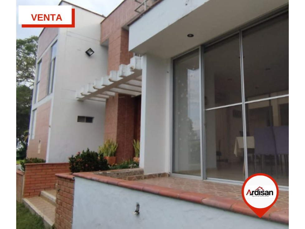 PRECIOSA CASA CAMPESTRE CON ZONAS VERDES — foto 5