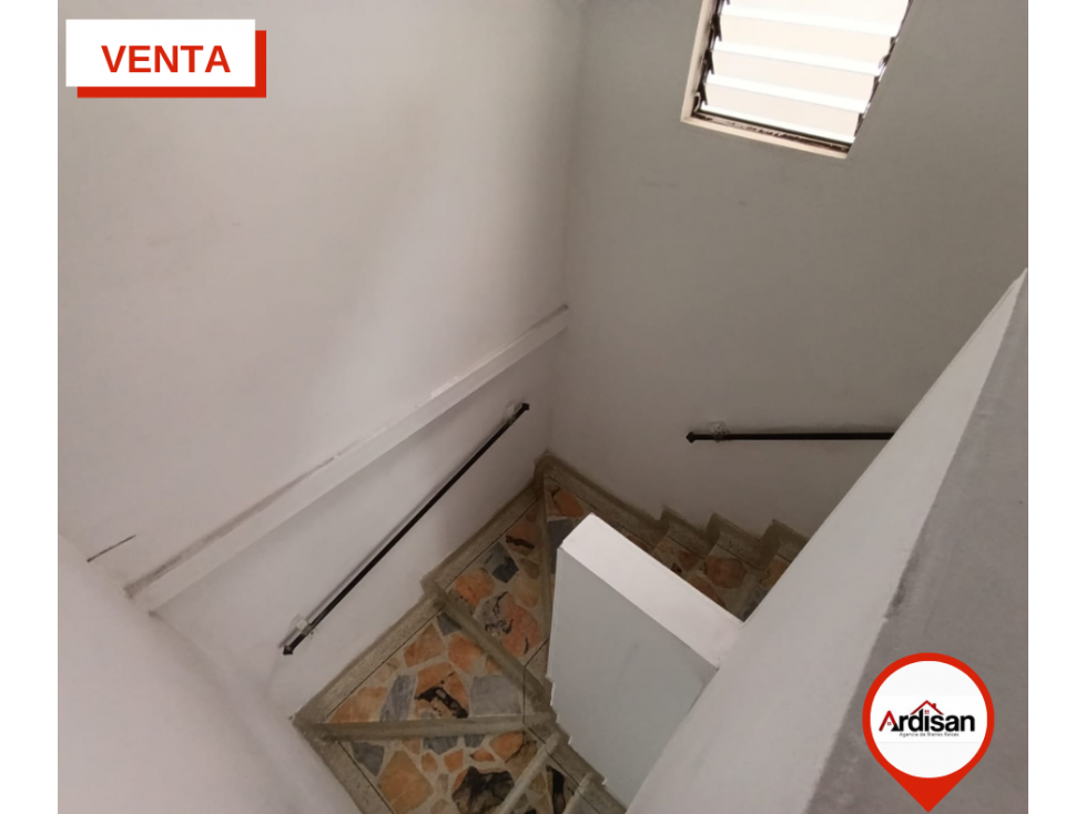 AMPLIA CASA COMERCIAL DE DOS DOS PISOS CON GARAJE — foto 6