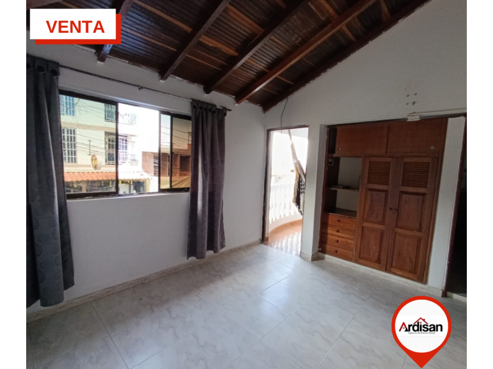 AMPLIA CASA COMERCIAL DE DOS DOS PISOS CON GARAJE
