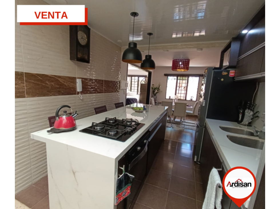 LINDA CASA CENTRAL DE DOS PISOS EN CONJUNTO PRIVADO - 6