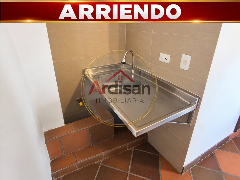 ARRIENDOS LOCALES COMERCIALES EN SEGUNDO PISO - 2
