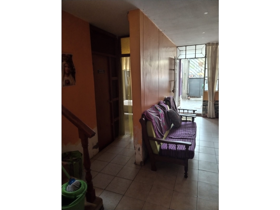 EN VENTA CASA DE DOS PISOS ALMIRANTE M.G - 4