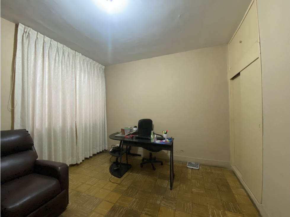 VENDO CASA EN AVENIDA CAYETANO FRENTE A BANCO — foto 4
