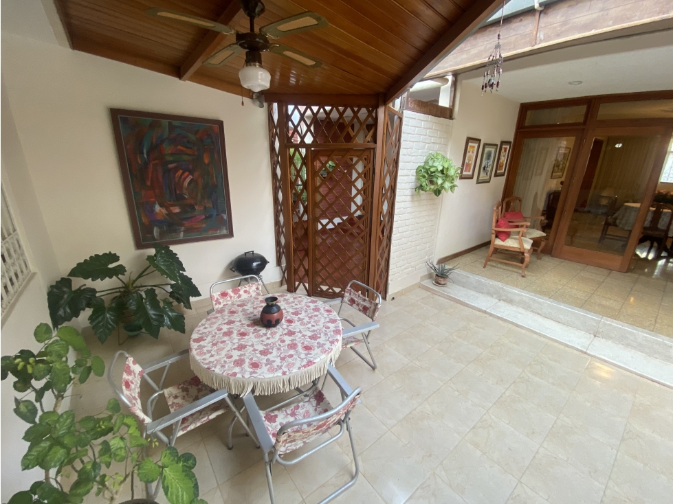 VENDO CASA EN URB. MIRAFLORES - INCLUYE LOS MUEBLES - 2