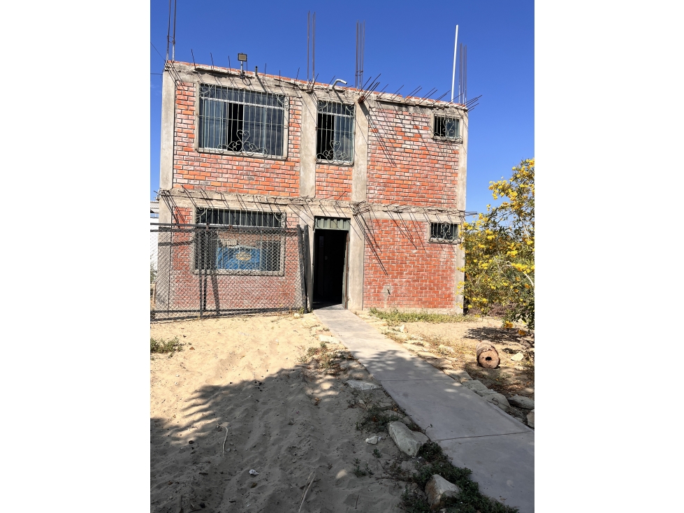 CASA EN VENTA EN URB. LOS ABOGADOS