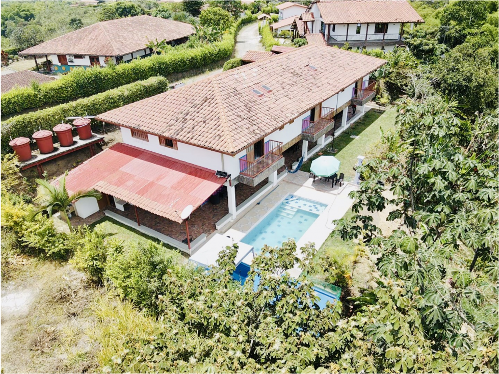 Se Vende Casa Campestre en Conjunto Cerrado - Sector Montenegro - 1