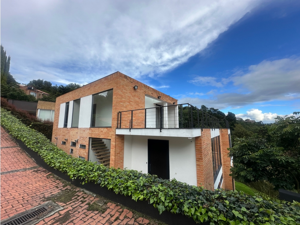CASA CON ESPECTACULAR VISTA - 1