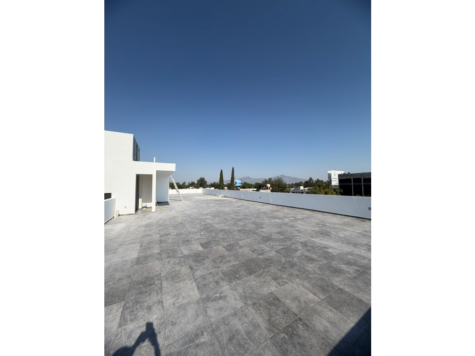 EDIFICIO RENTA BOSQUES CAMELINAS, esquina una cuadra Av. Camelinas - 6