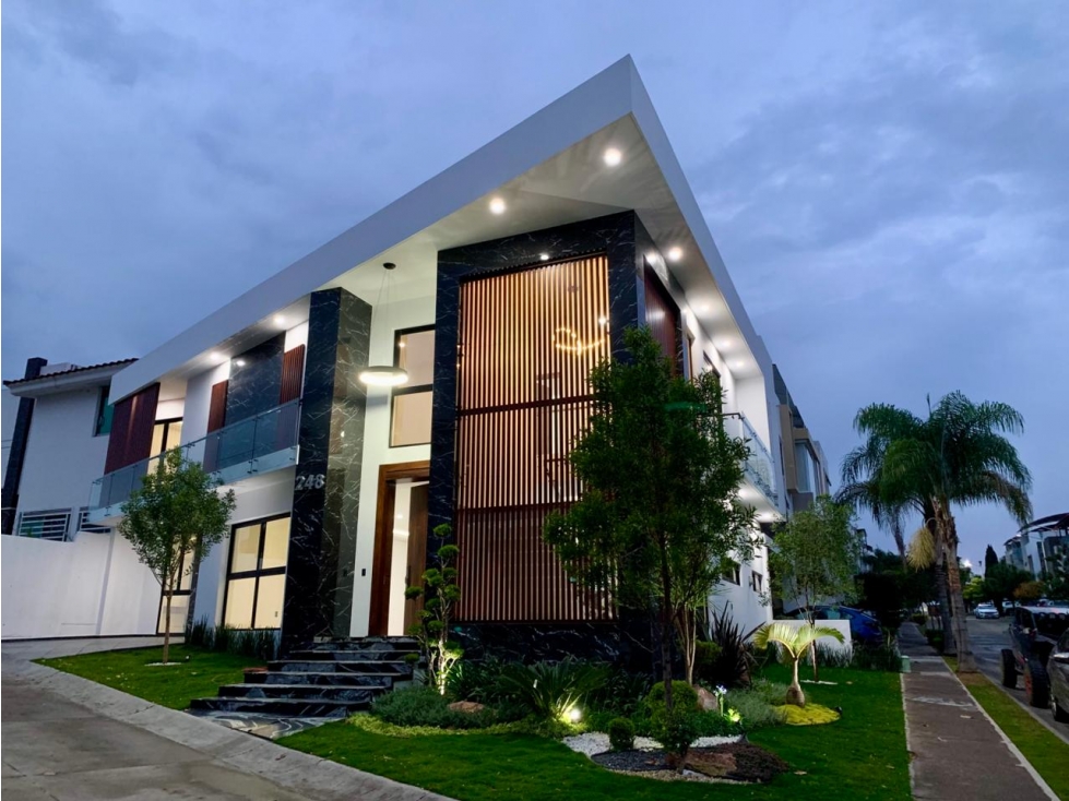 Casa 248-D en esquina estilo moderno en la cima