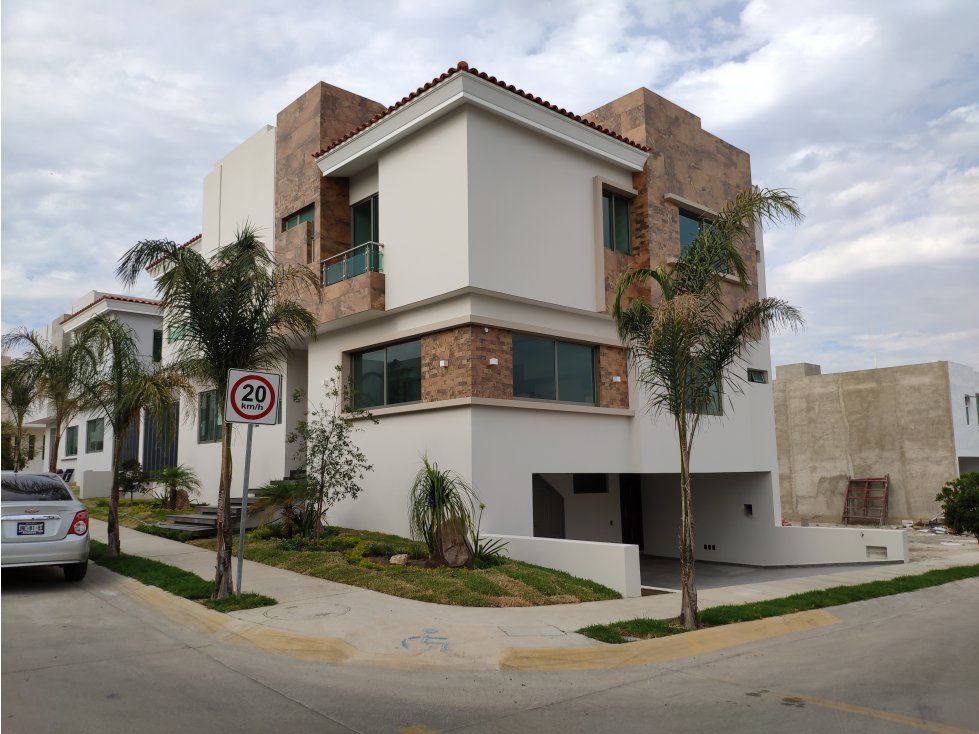 Casa 215-H con Sotano y en Esquina