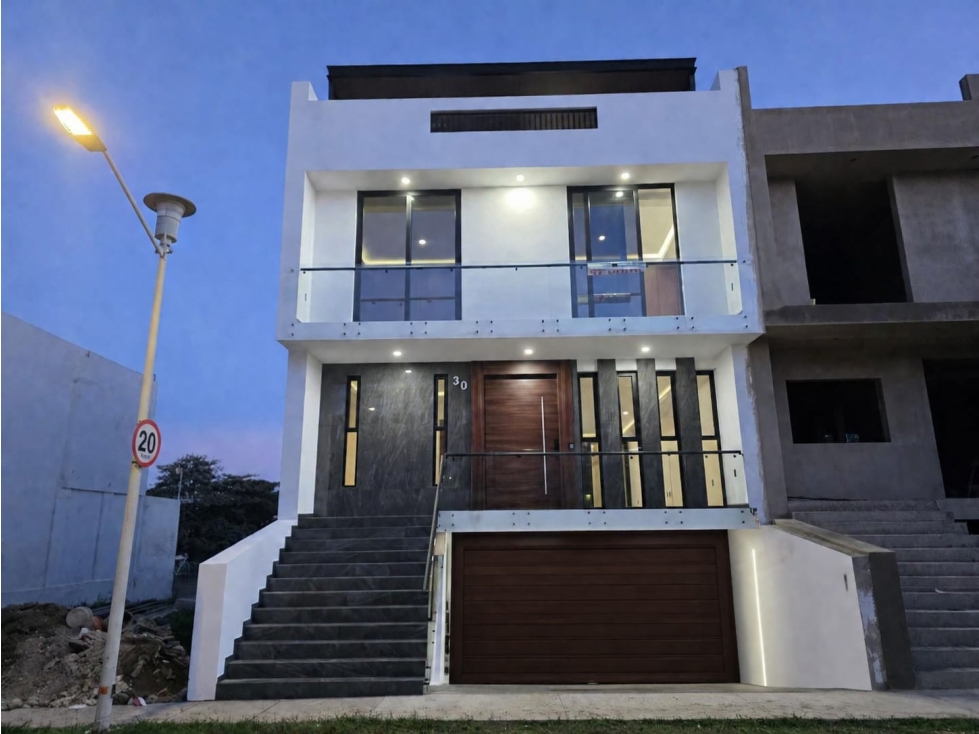 CASA 30-G EN VENTA CON 4 NIVELES EN LA CIMA ZAPOPAN