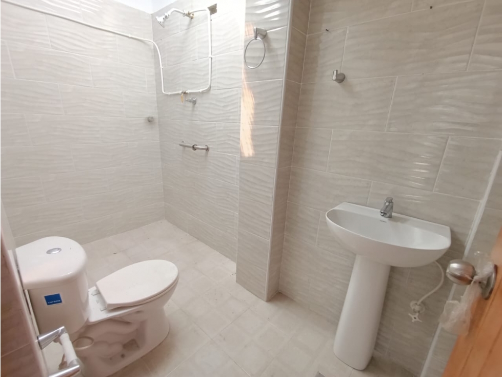 APARTAMENTO CAMPO VALDES CERCA EST. GASOLINA TEXACO — foto 2