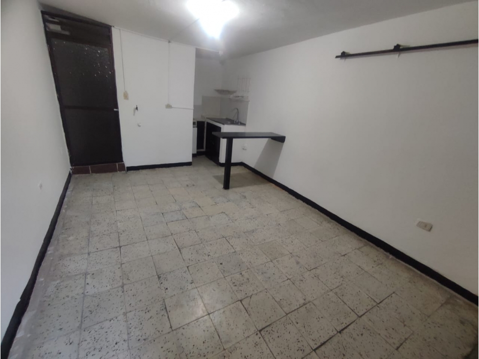 APARTAESTUDIO CERCA I.E. TOMÁS CARRASQUILLA