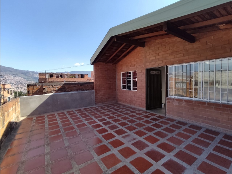 CASA ROBLEDO CERCA PARQUE DE LA CRUZ