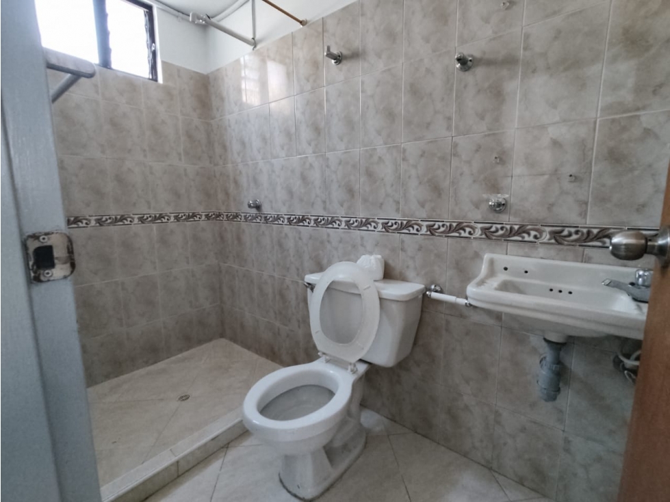 APARTAMENTO TERCER PISO SECTOR ROBLEDO CERCA PQUE. LA CRUZ — foto 4